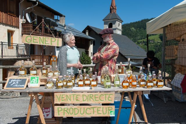 Photographe tourisme sur une fête de village en Savoie : stand d'un producteur en Savoie lors d'une fête de village