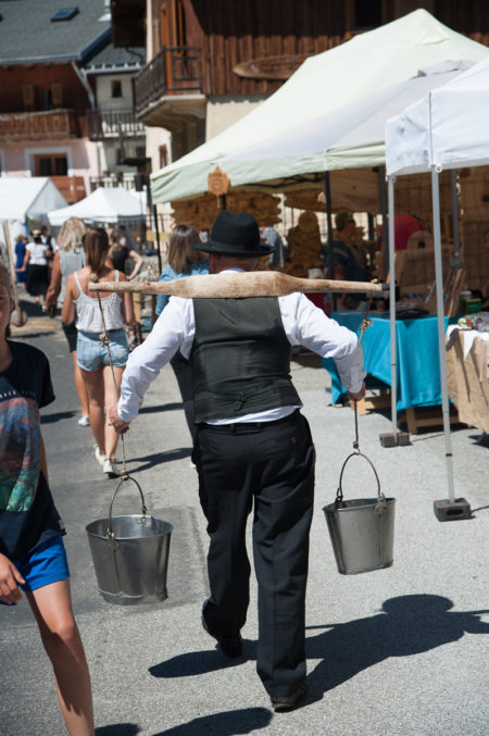Photographe tourisme sur une fête de village en Savoie : porteur d'eau