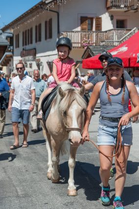 Photographe tourisme sur une fête de village en Savoie : balade en poney dans le village