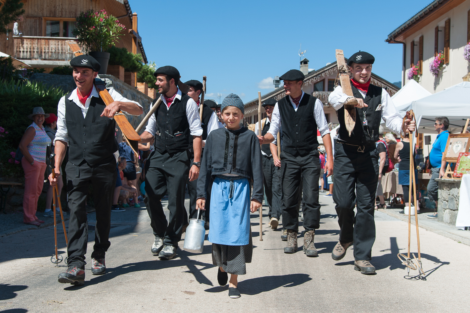 Photographe tourisme sur une fête de village en Savoie : Défilé en costumes savoyards traditionnels lors de la fête à Fanfoué 2016, vallée des Allues, Méribel