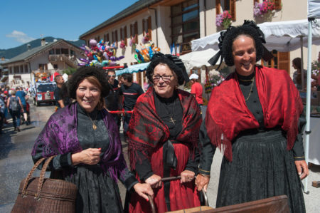 Photographe Tourisme Sur Une Fête De Village En Savoie : Costumes Savoyards Et Coiffes Traditionnelles Savoyards Lors De La Fête à Fanfoué 2016, à Méribel