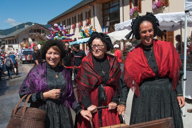 Photographe tourisme sur une fête de village en Savoie : costumes savoyards et coiffes traditionnelles savoyards lors de la fête à Fanfoué 2016, à Méribel