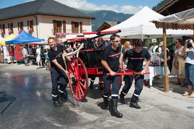 Photographe tourisme sur une fête de village en Savoie : les sapeurs pompiers savoyards tirent la tonne