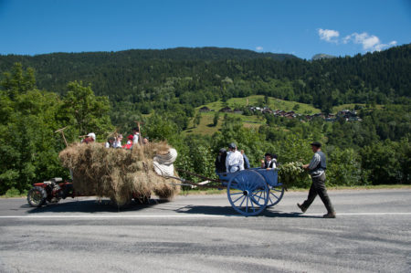 Photographe tourisme sur une fête de village en Savoie : défilé de chars