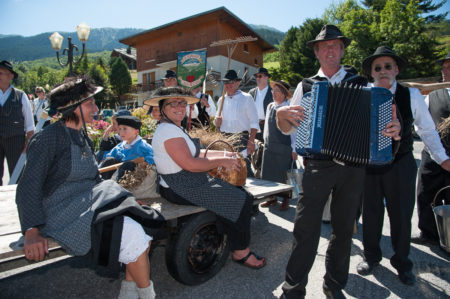 Photographe tourisme sur une fête de village en Savoie : costumes et musique traditionnels pendant une fête de village dans la vallée des Allues