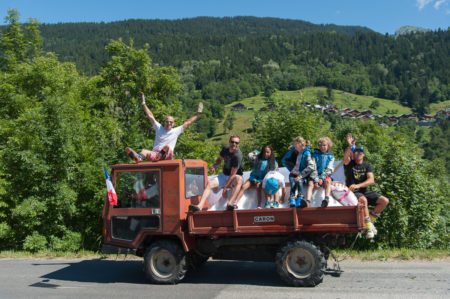 Photographe tourisme sur une fête de village en Savoie : défilé de chars