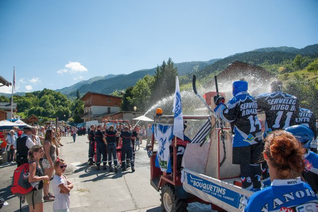Photographe tourisme sur une fête de village en Savoie : les sapeurs pompiers arrosent les jeunes bouquetins du hockey club Val Vanoise