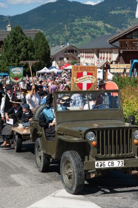 Photographe tourisme sur une fête de village en Savoie : défilé de l'association l'Alluétaise