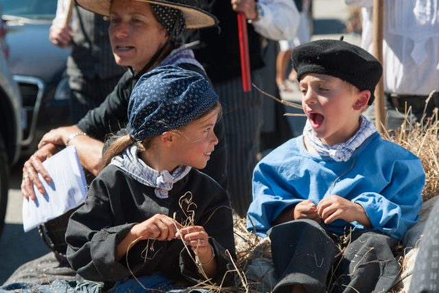 Photographe tourisme sur une fête de village en Savoie : enfants en costumes savoyards traditionnels