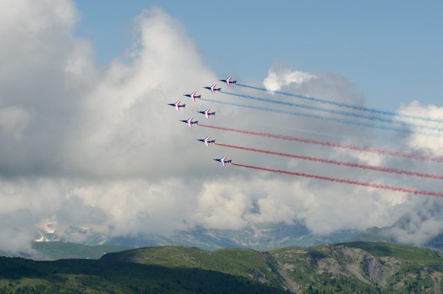 Photographe tourisme sur un meeting aérien : les alphajets de la Patrouille de France traversent le ciel de Méribel
