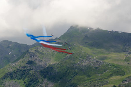 Photographe tourisme sur un meeting aérien : les alphajets de la Patrouille de France traversent le ciel de Méribel