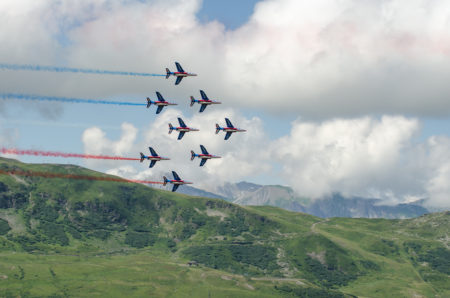Photographe tourisme sur un meeting aérien : les alphajets de la Patrouille de France traversent le ciel de Méribel