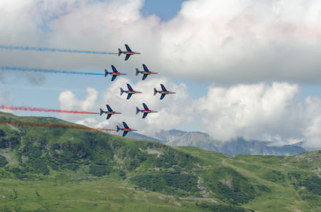 Photographe Tourisme Sur Un Meeting Aérien : Les Alphajets De La Patrouille De France Traversent Le Ciel De Méribel