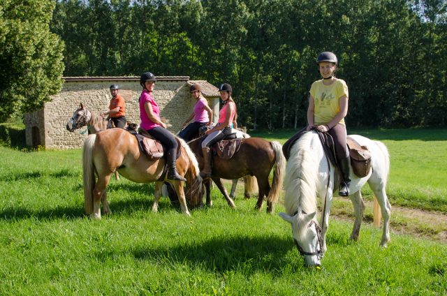 Photographe équestre Auvergne Rhône Alpes : Les cavaliers de la Ferme Equestre des Collines en shooting photo