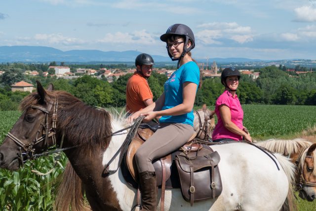 Photographe en Auvergne Rhône Alpes : tourisme équestre avec les cavaliers de la Ferme Équestre des Collines