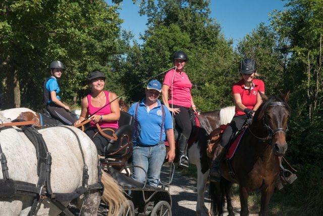 Tourisme équestre en Auvergne Rhône Alpes : Séance photo dans la Drome des Collines pour le CRTE Rhone Alpes avec les cavaliers de la Drome a Cheval par un photographe pro