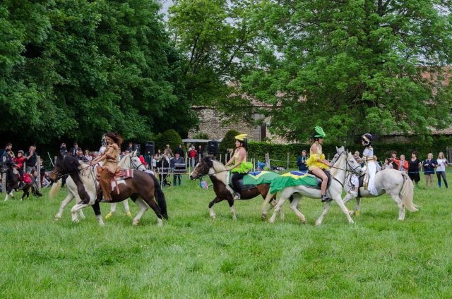 Photographe équestre en Auvergne Rhône Alpes : photographie professionnelle de la cérémonie de l'inauguration des circuits équestres et d'attelage des Vals du Dauphine