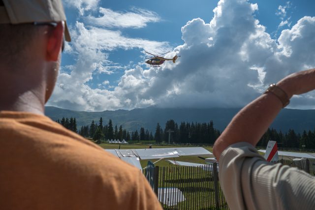 Photographe tourisme sur un meeting aérien : Le public assiste à une démonstration de Dragon 73 lors du Méribel air Show 2016