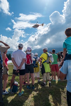 Photographe tourisme sur un meeting aérien : Le public assiste à une démonstration de secours en montagne lors du Méribel air Show 2016