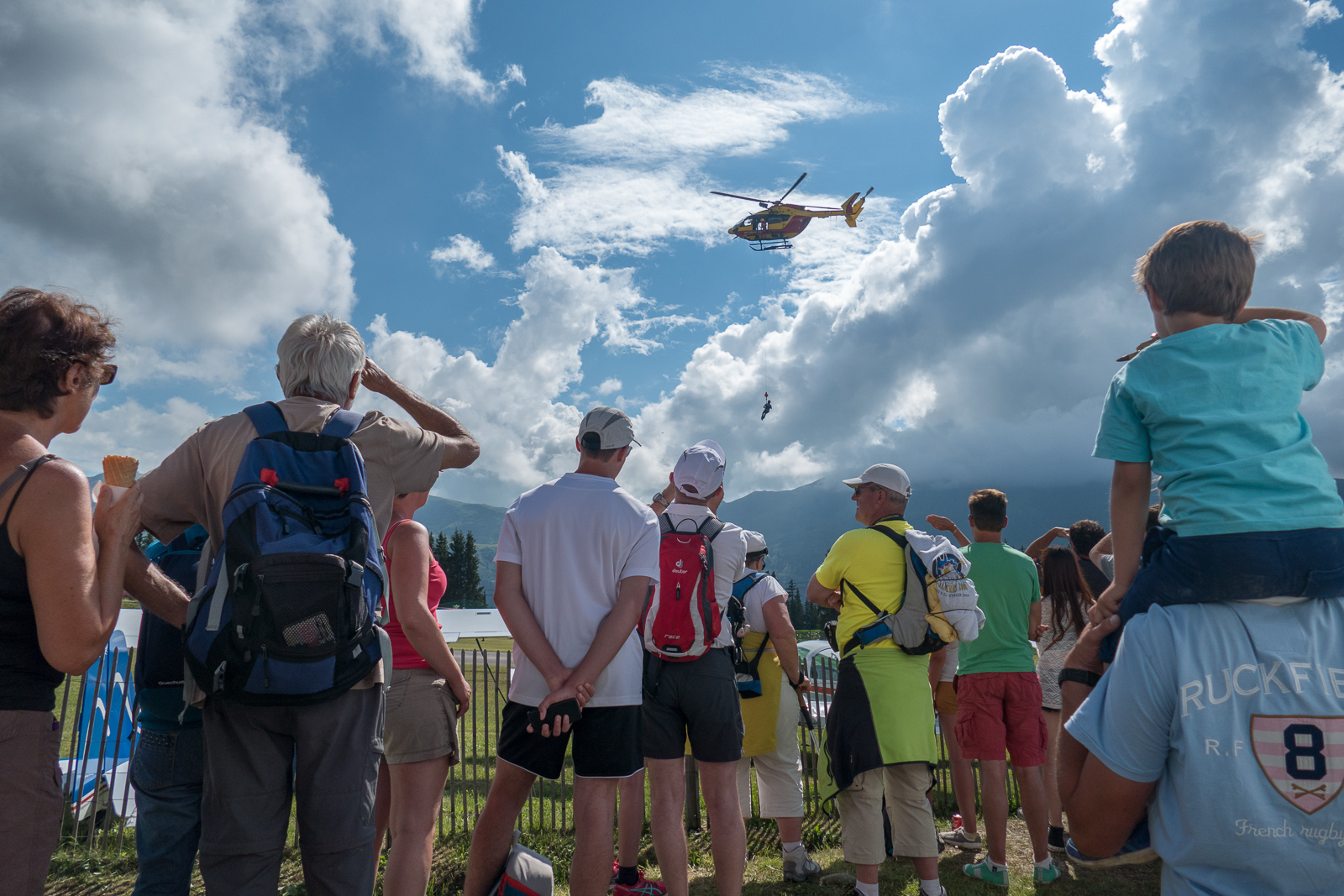 Le public assiste à une démonstration de secours en montagne lors du Méribel air Show 2016