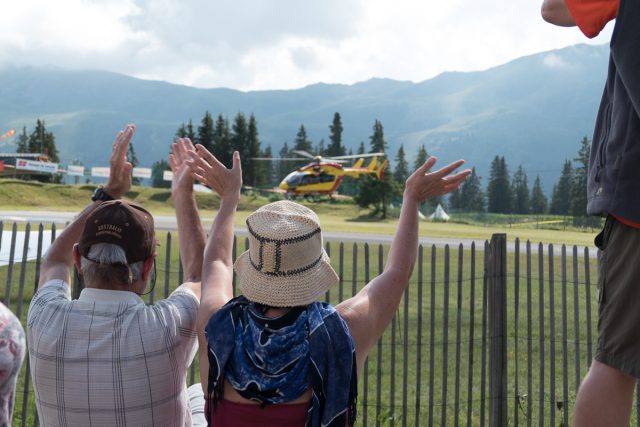 Photographe tourisme sur un meeting aérien : Démonstration de secours en montagne par Dragon 73, l'hélicoptère de la sécurité civile