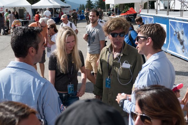 Photographe tourisme sur un meeting aérien : un des frères Bogdanov en conversation avec les pilotes de la Patrouille de France