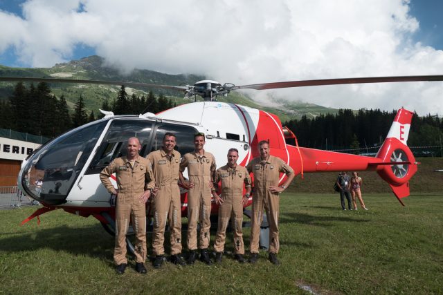 Photographe tourisme sur un meeting aérien : les pilotes d'hélicoptères de l'ALAT devant un de leurs appareils