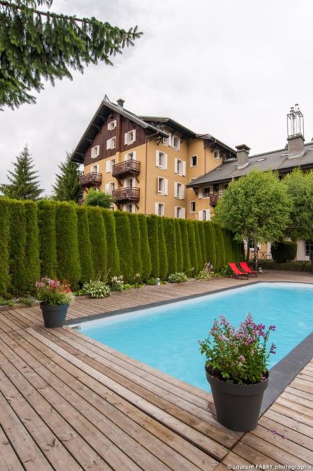 Photographe hôtel Megève : piscine extérieure du Lodge Park, hôtel 4 étoiles de Megève