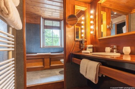 Photographe hôtellerie à Megève : salle de bain dans une chambre du Lodge Park, hôtel 4 étoiles