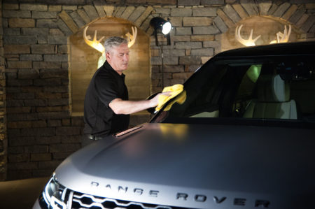 Photographe événementiel à Courchevel : on lustre la voiture (Land Rover)