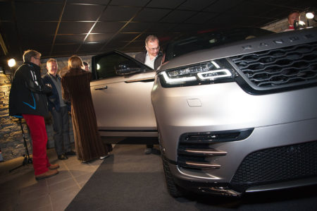 Photographe événementiel à Courchevel : les invités découvrent le Range Rover Velar