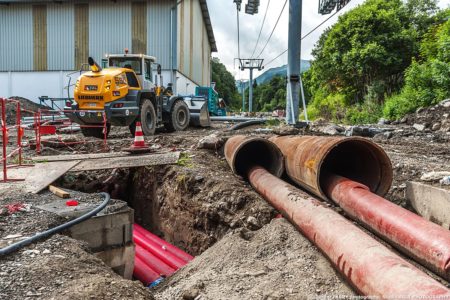 Shooting Par Le Photographe De Chantier Dans Les Alpes : Le Ruisseau Est Dévié Dans Des Conduites Provisoires