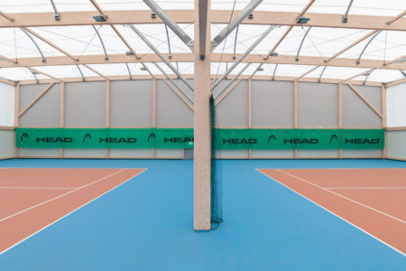 Cours De Tennis Photographié Par Un Photographe Architecture Professionnel à Faverges