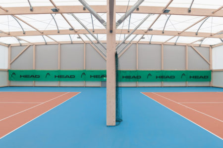 Cours de tennis photographié par un photographe architecture professionnel à Faverges