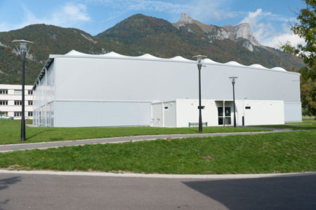 Photographe architecture en Haute Savoie sur un équipement sportif de la municipalité de Faverges : double terrain de tennis couvert