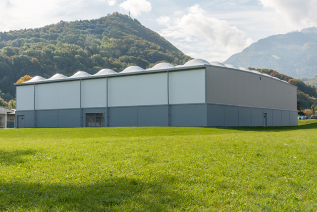 Photographe architecture en Haute Savoie : Faverges (74) équipement sportif de la municipalité (double terrain de tennis couvert, chantier réalisé par la societe SMC2)