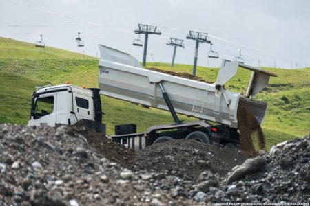 Reportage photographe de chantier sur les pistes de Méribel : matériaux déplacés par Forezienne d'Entreprises