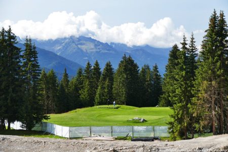 Photographe de chantier dans les Alpes : la réserve collinaire pour la neige de culture jouxte le golf de Méribel