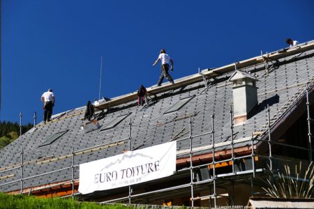 Reportage suivi de chantier dans les Alpes : rénovation du toit du presbytère au village des Allues