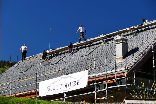 Reportage suivi de chantier dans les Alpes : rénovation du toit du presbytère au village des Allues