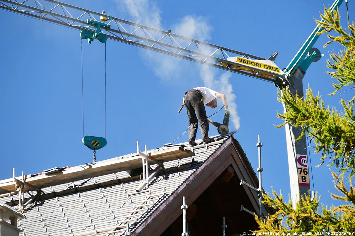 Shooting photo suivi de chantier dans les Alpes : rénovation du toit du presbytère dans la vallée des Allues (société Eurotoiture)