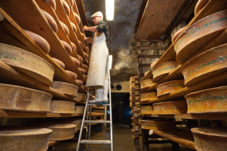 Frottage Et Retournement Dans Les Caves D'Affinage De Savoie, Rognaix