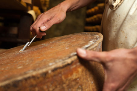 Carottage Avec Une Sonde à Fromage Dans Les Caves D'Affinage De Savoie, Rognaix