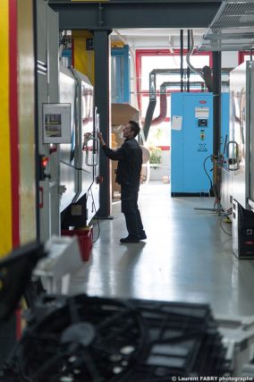 Photographe industrie dans les Alpes en Maurienne : pilotage d'une presse à injecter