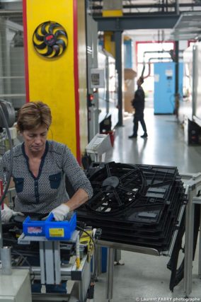 Photographe industrie dans les Alpes en Maurienne : poste de montage de pièces en bout de chaîne