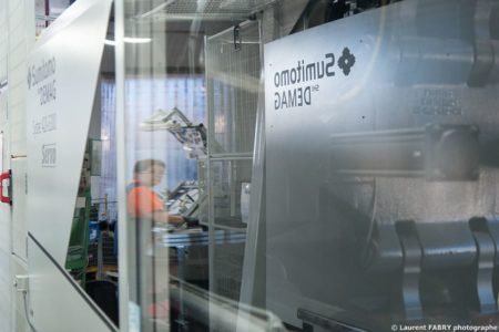 Photographe industrie dans les Alpes en Maurienne : reflet dans une presse à injecter Sumitomo SHI Demag