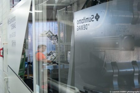 Photographe Industrie Dans Les Alpes En Maurienne : Reflet Dans Une Presse à Injecter Sumitomo SHI Demag