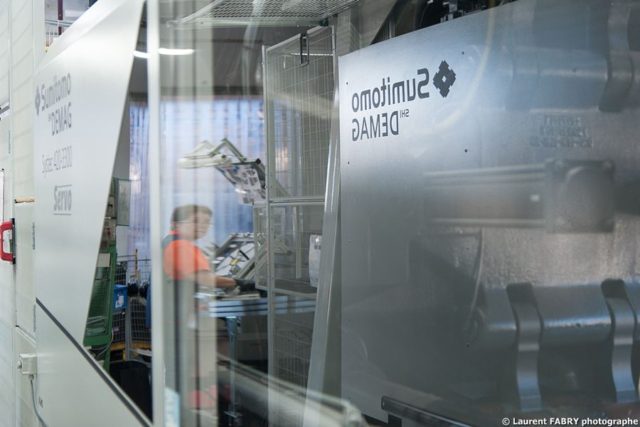 Photographe industrie dans les Alpes en Maurienne : reflet dans une presse à injecter Sumitomo SHI Demag