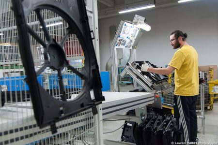 Photographe industrie dans les Alpes en Maurienne : poste d'assemblage en bout de presse à injecter