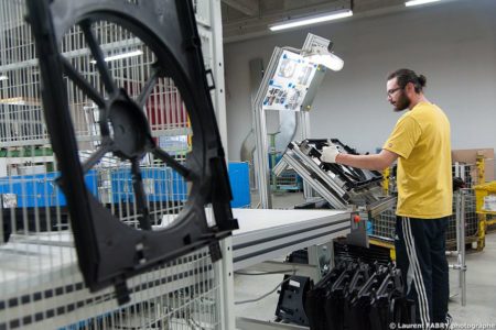 Photographe Industrie Dans Les Alpes En Maurienne : Poste D'assemblage En Bout De Presse à Injecter